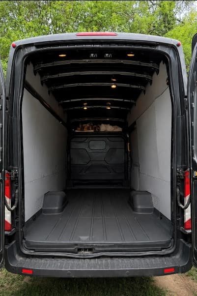 Ford Transit tágas raktere hátulról